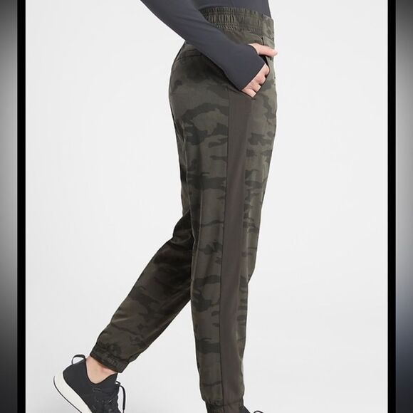 Athleta Pants - Athleta Brooklyn Textured Lined Jogger Camo Size 6